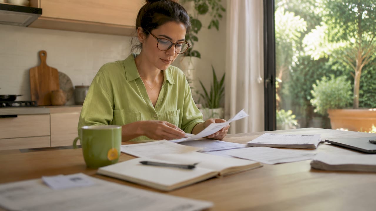 Een freelancer brengt thuis zijn facturen op orde