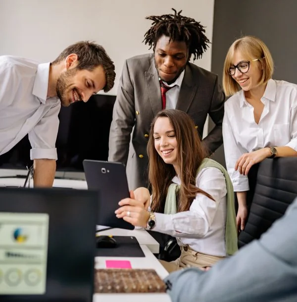 Het team van Amanah Boekhouding & Belastingadvies werkt samen aan de administratie van een klant